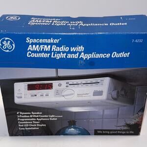 GE Spacemaker Kitchen AM/FM Clock Radio w/Counter Light and Outlet 7-4232